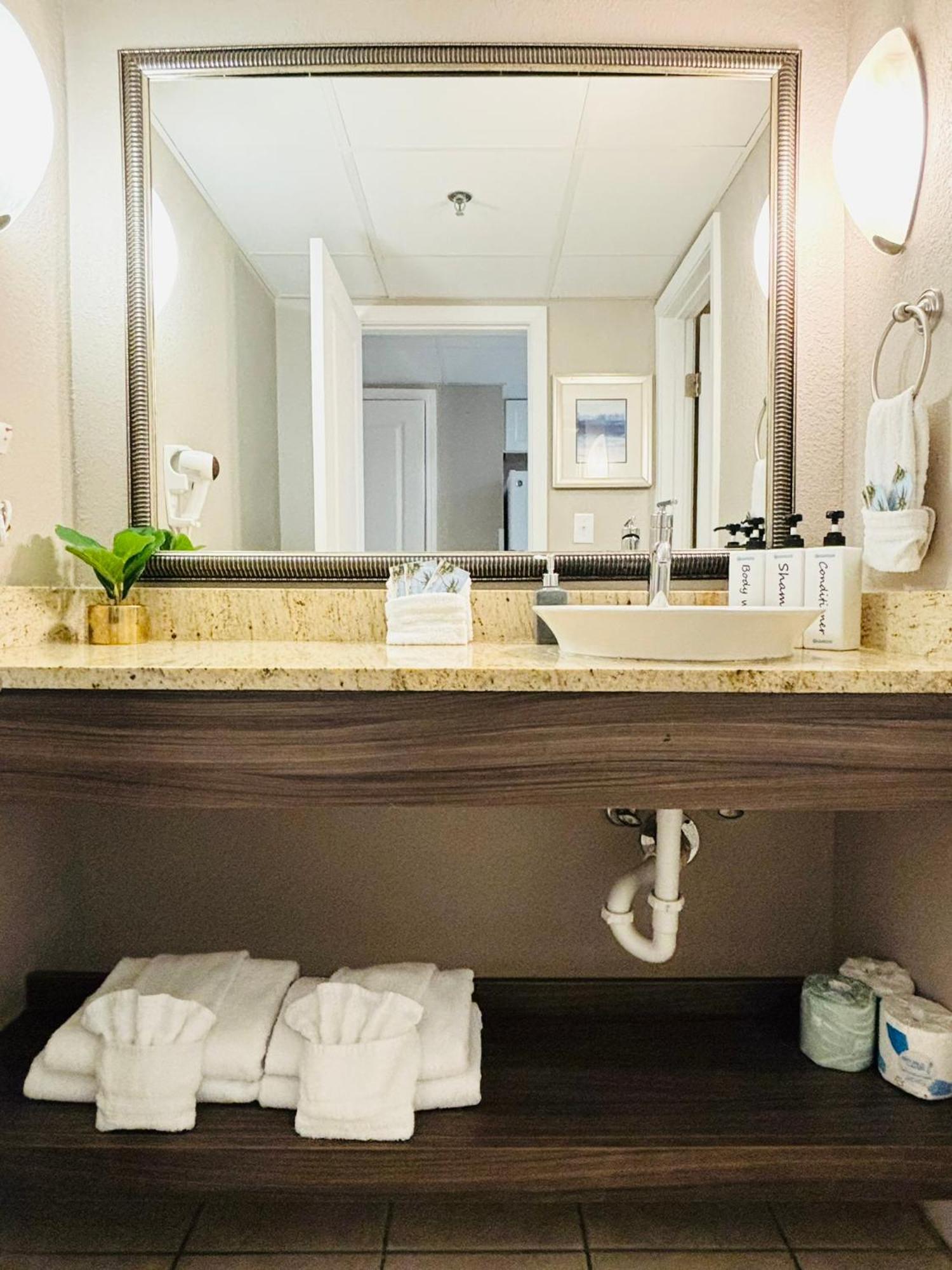 Azure Bliss Oceanfront Condo Sleeps 6 เมอร์เทิลบีช ภายนอก รูปภาพ